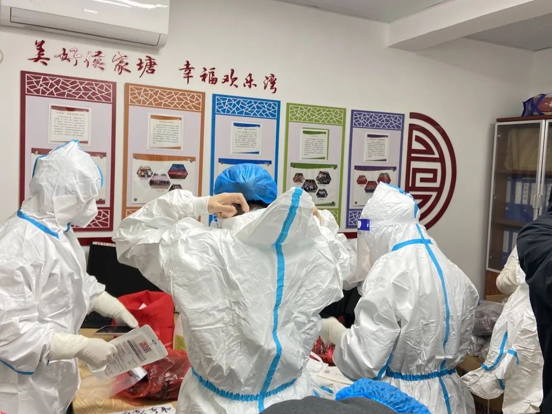忙碌的医护小团队